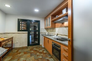 Een koelkast, een magnetron, een oven, een vaatwasser