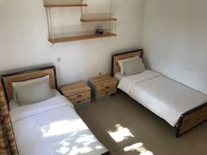 2 habitaciones, tabla de planchar con plancha, wifi y ropa de cama