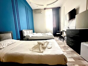 ファミリー 4 人部屋 | 1 室のベッドルーム、高級寝具、デスク、ノートパソコン用作業スペース