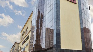 A hotel with a large sign advertising a restaurant and bar. - Bella Hotel (Yerevan)