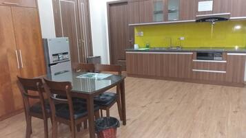 Suite estudio de lujo, 1 cama King size, cocina, vista al parque | Cocina privada | Refrigerador con congelador, parrilla de estufa y cafetera y tetera