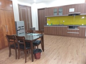 Luxury-Studiosuite, 1 King-Bett, Küche, Parkblick | Eigene Küche | Großer Kühlschrank, Herdplatte, Wasserkocher mit Kaffee-/Teezubehör