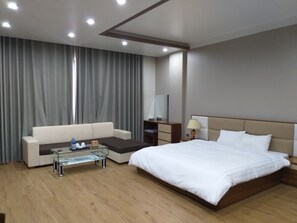 Studio Suite Bisnis, 1 Tempat Tidur King, dapur, pemandangan bukit | Fasilitas kamar