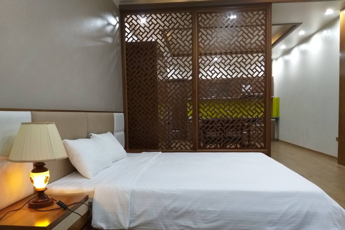 Luxury Studio Suite, 1 King Bed, Kitchen, Park View | Private kitchenette | Coffee/tea maker, full-sized fridge, stovetop, electric kettle