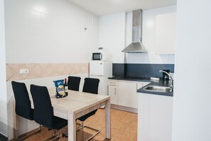 Réfrigérateur, micro-ondes, cafetière/bouilloire, bouilloire électrique