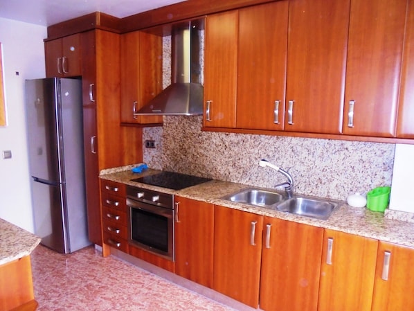 Fridge, microwave, oven, coffee/tea maker