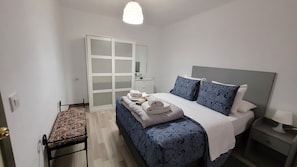 3 slaapkamers, een strijkplank/strijkijzer, gratis wifi, beddengoed