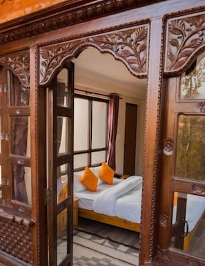 Escritorio, wifi gratis, ropa de cama
