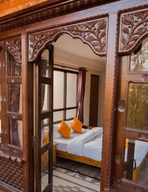 Escritorio, wifi gratis y ropa de cama 