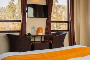 Kamar Deluks | Meja kerja, Wi-Fi gratis, dan seprai linen