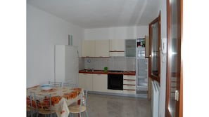 Réfrigérateur, four, plaque de cuisson, cafetiÚre/bouilloire