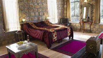 Mobiliario individual, escritorio, espacio para trabajar con un portátil