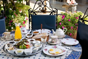 Desayuno con opciones de la cocina local diario (USD 25 por persona)