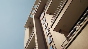 Un immeuble à plusieurs étages, sur lequel on peut lire les inscriptions « HÔTEL » et « MARINE ».