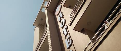 Un edificio de varios pisos con un letrero que dice