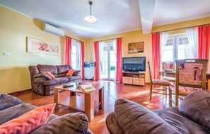 TV, DVD player - Amazing home in Bregi with WiFi (Bregi)