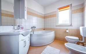 Combined shower/tub