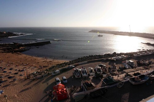 Huoneisto kattoterassilla ja grillauksella Ericeiran keskustassa ja suoraan meren rannalla