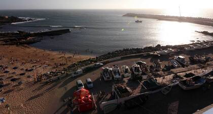 Huoneisto kattoterassilla ja grillauksella Ericeiran keskustassa ja suoraan meren rannalla