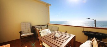 Apartment with roof terrace and barbecue in the center of Ericeira and directly on the sea