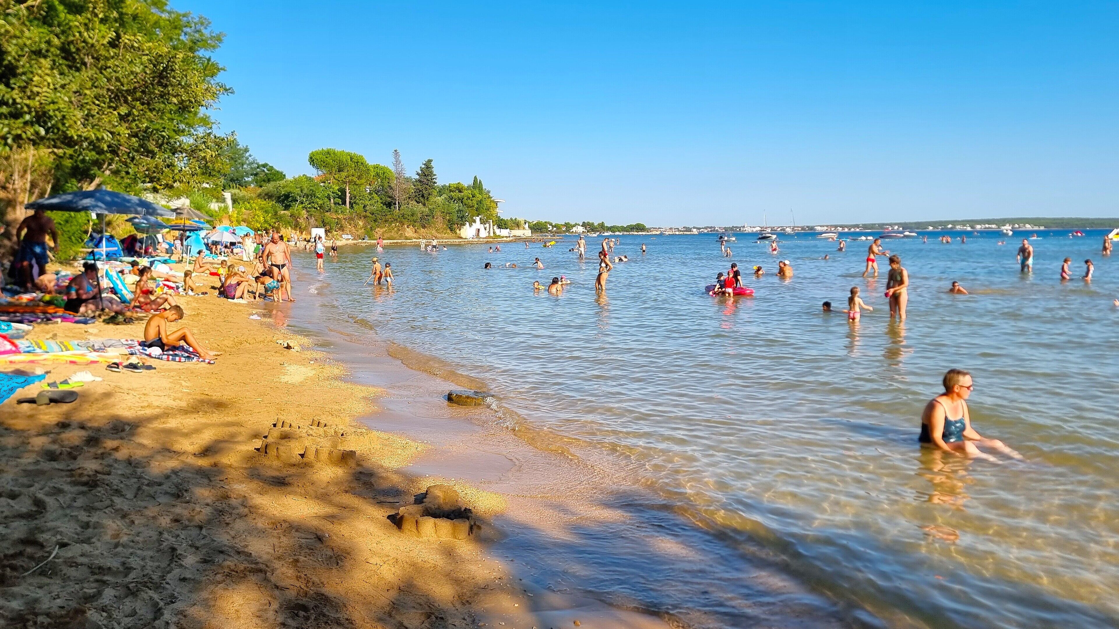 Una playa cerca, sillas reclinables de playa