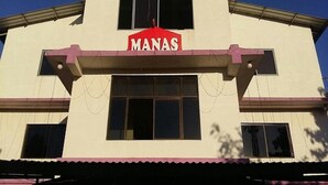 Um edifício com uma placa indicando 