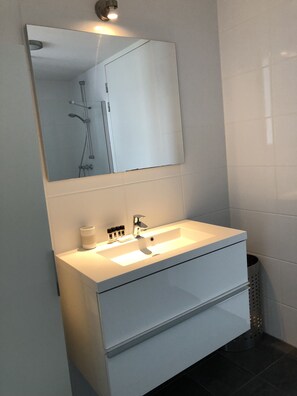 Apartment, 1 Bedroom (754) | Bathroom shower - MyCityLofts - Calypso (Rotterdam)