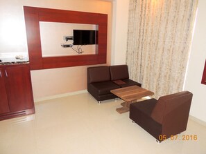 In-room safe, desk, soundproofing, free WiFi - Hotel Darshan (Visnagar)