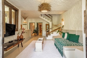 Villa de 3 Quartos com Piscina no Terraço | Living area | 32-inch flat-screen TV with cable channels, pay films