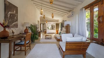 Suite Deluxe, bañera, junto a la piscina | Servicio de la habitación