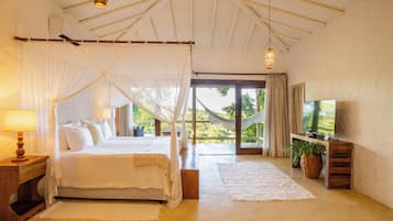 Suite superior, balcón, vistas al mar (Master.) | 3 dormitorios, ropa de cama de alta calidad, minibar y caja fuerte