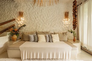 Villa de 4 Quartos com Piscina Privativa | Living area | 32-inch flat-screen TV with cable channels, pay movies