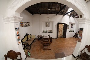 المنشأة من الداخل