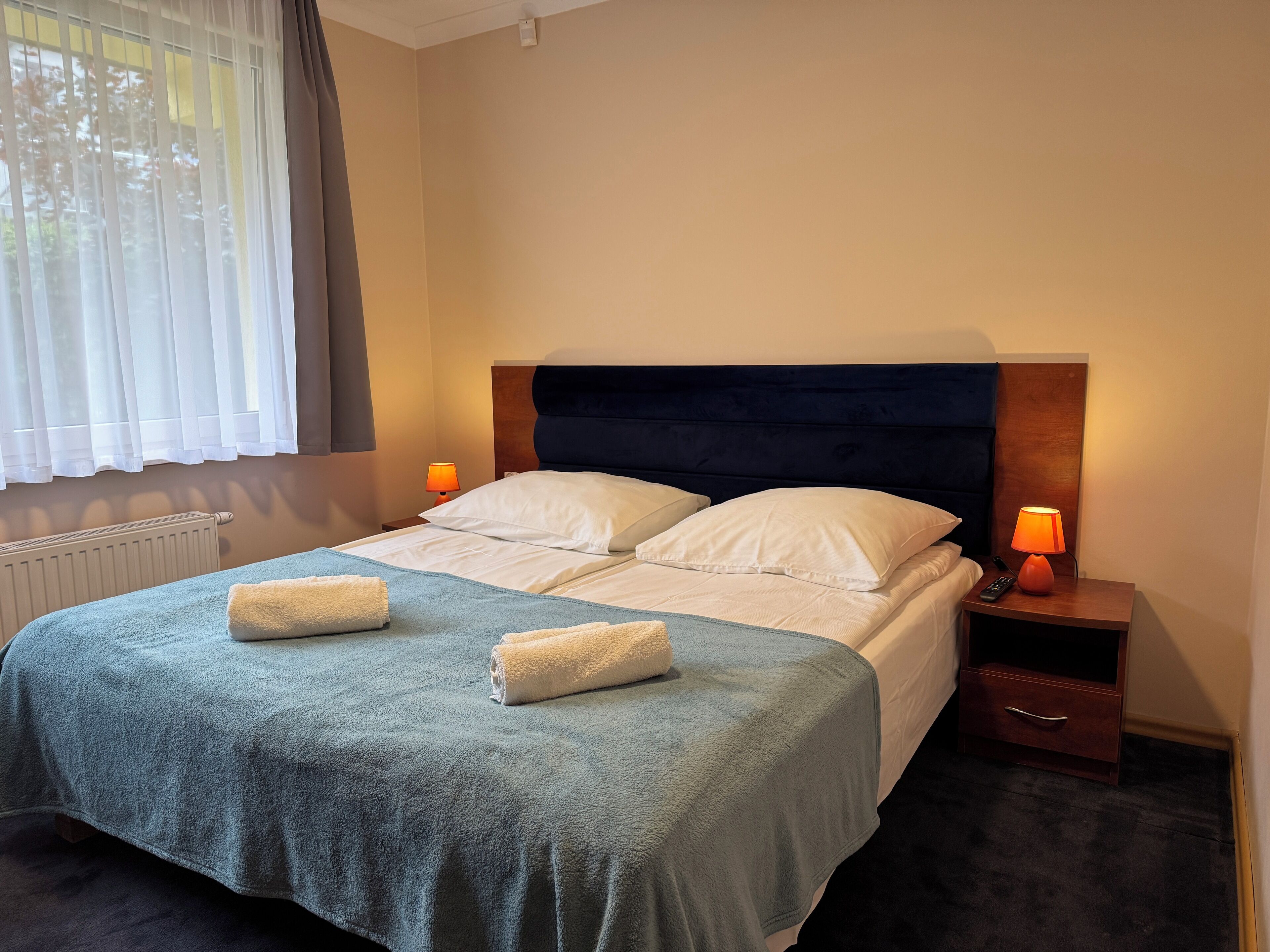 Deluxe Studio Suite, Kitchen | Hypo-allergenic bedding, iron/ironing board, free WiFi, bed sheets