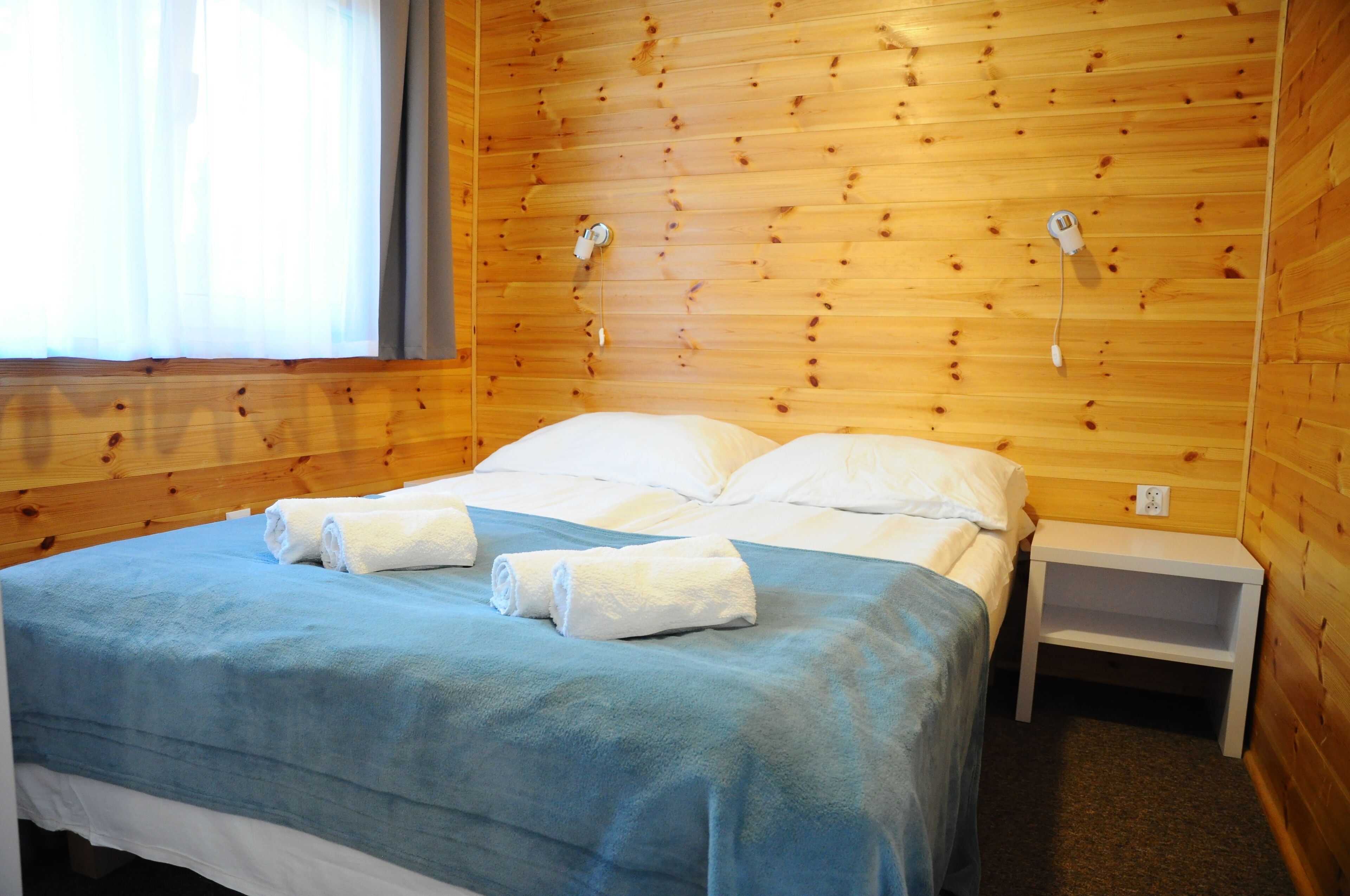 Comfort Cabin, 2 Bedrooms, Kitchen | Hypo-allergenic bedding, iron/ironing board, free WiFi, bed sheets