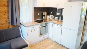 Comfort-hytte - 2 soveværelser - køkken | Privat køkken | Kaffe-/temaskine, køleskab, mikrobølgeovn, kogeplade