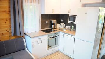 Comfort Cabin, 2 Bedrooms, Kitchen | Private kitchen | Fridge, microwave, stovetop, coffee/tea maker
