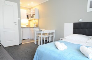 Ropa de cama hipoalergénica y tabla de planchar con plancha