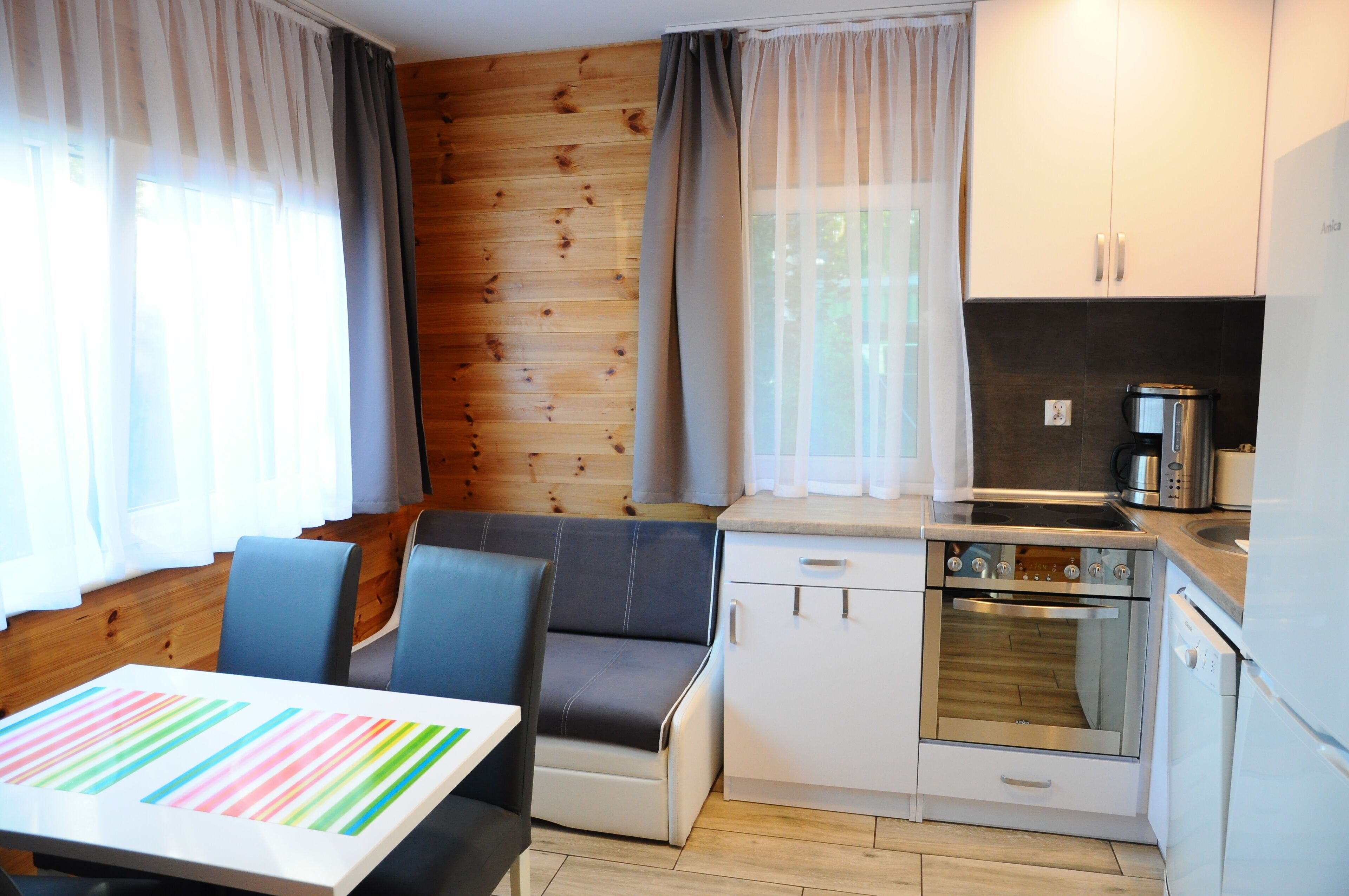 Comfort Cabin, 2 Bedrooms, Kitchen | Hypo-allergenic bedding, iron/ironing board, free WiFi, bed sheets