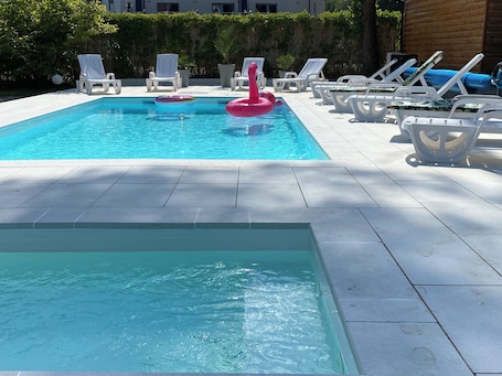 Una piscina al aire libre de temporada