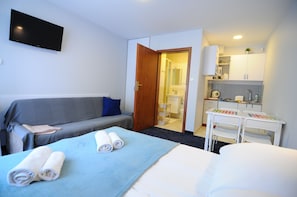 Habitación triple Confort, para no fumadores, cocineta | Ropa de cama hipoalergénica y tabla de planchar con plancha 