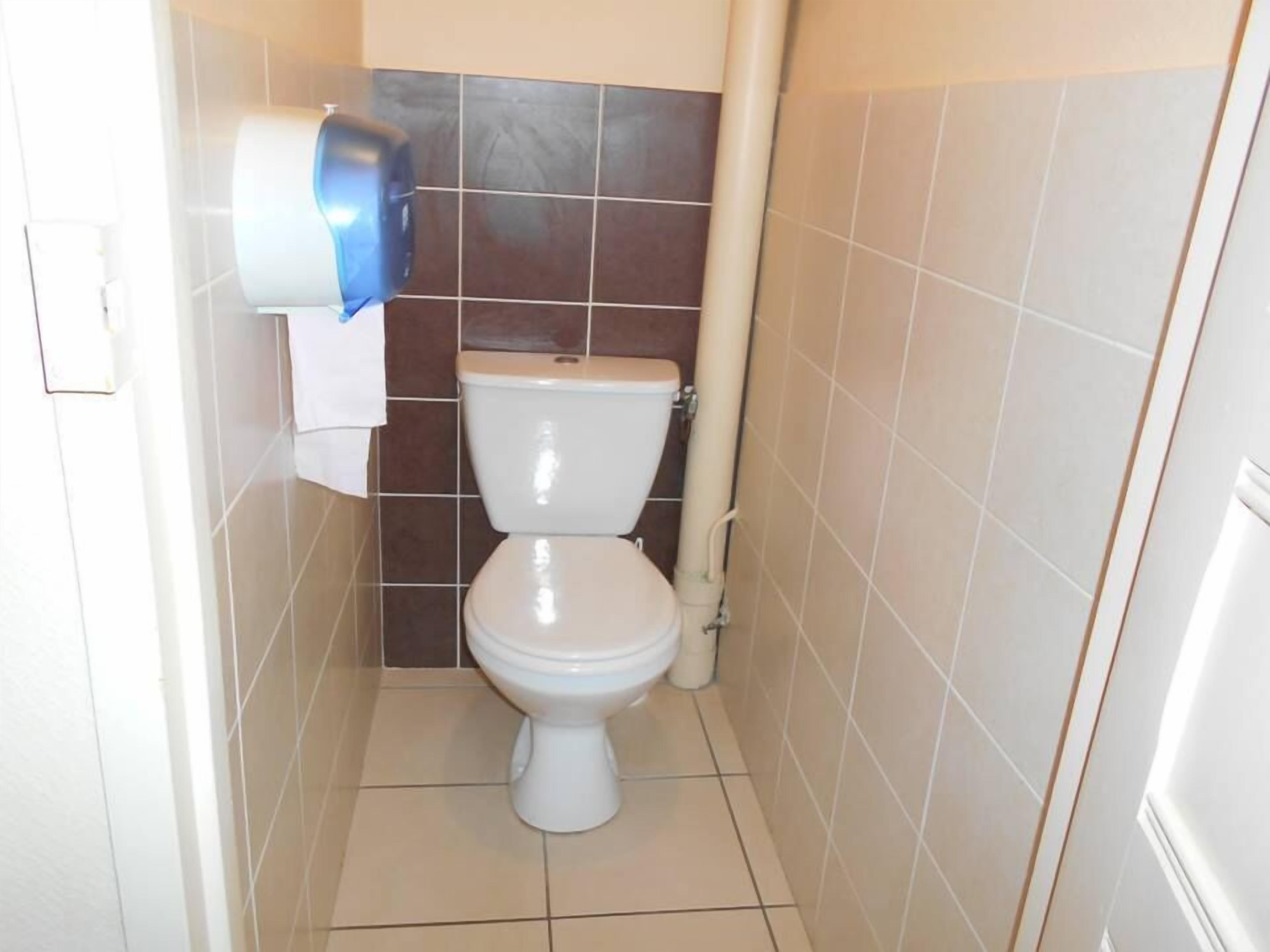 basic room | bathroom | shower, free toiletries, towels