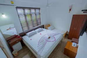 Minibar, in-room safe, iron/ironing board, free WiFi