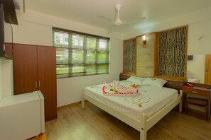 Kamar Double Deluks untuk 1 Orang, 1 Tempat Tidur Double, pemandangan kota | Minibar, brankas, setrika/meja setrika, dan Wi-Fi gratis