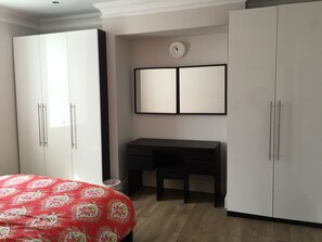 Apartemen Keluarga, 1 kamar tidur | Meja kerja, setrika/meja setrika, Wi-Fi gratis, dan seprai linen
