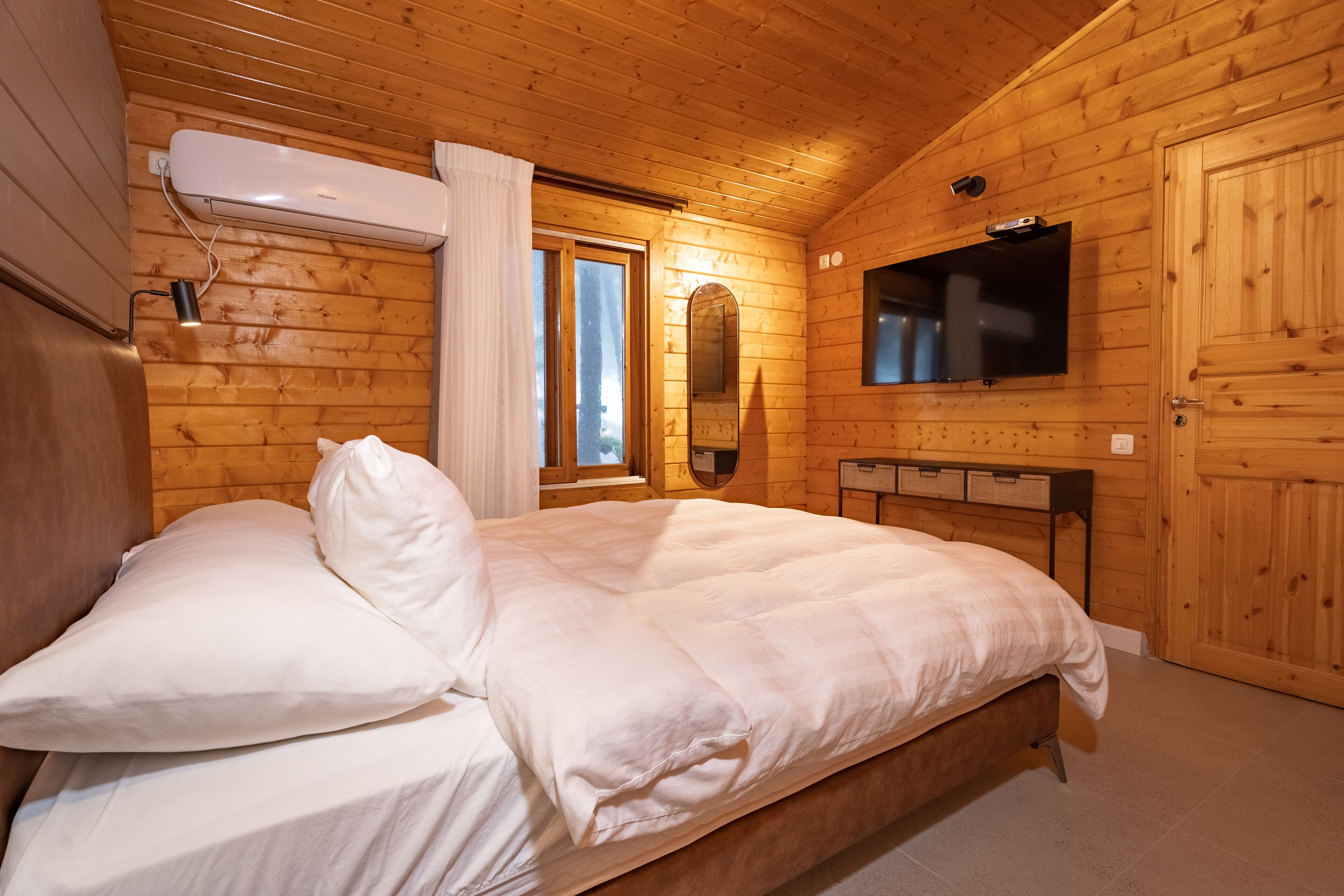 ga'ash chalet | minibar, desk, free wifi, bed sheets