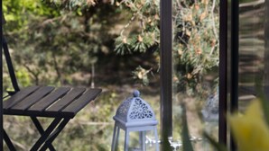 A glass table with a white lantern and a metal pole in the background. - Pelikan Resort (Kolobrzeg)