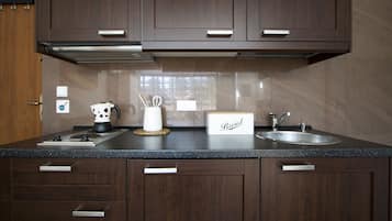 Monolocale Deluxe, 1 camera da letto, angolo cottura | Cucina privata | Frigorifero, piano cottura, macchina per tè/caffè, bollitore elettrico
