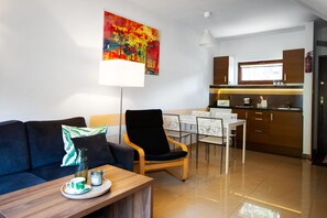 Panoramic House, 2 Bedrooms, Balcony, Partial Sea View | Living area
