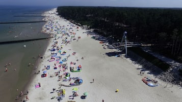 Di pantai, pasir putih